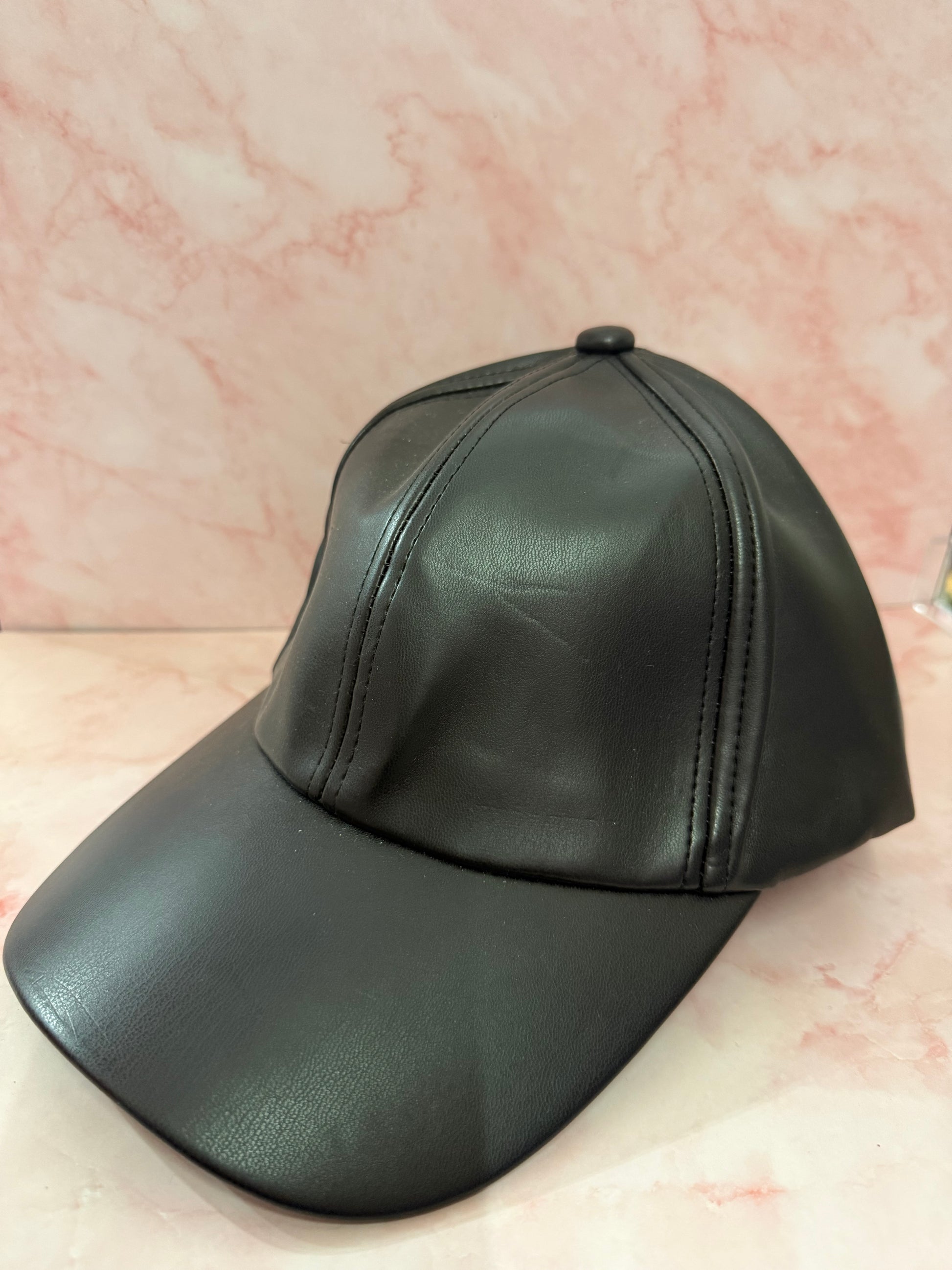Cappello con visiera ecopelle