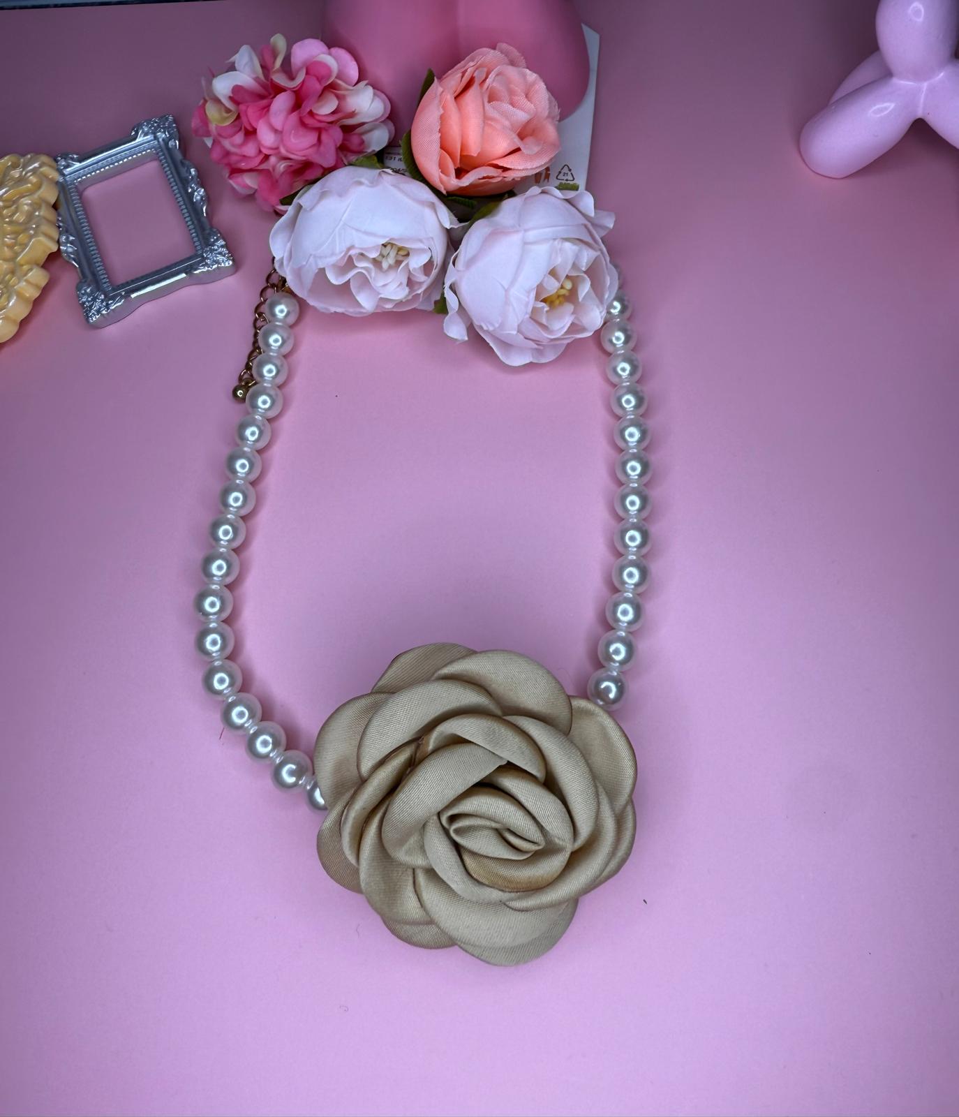 Collana Rosa beige