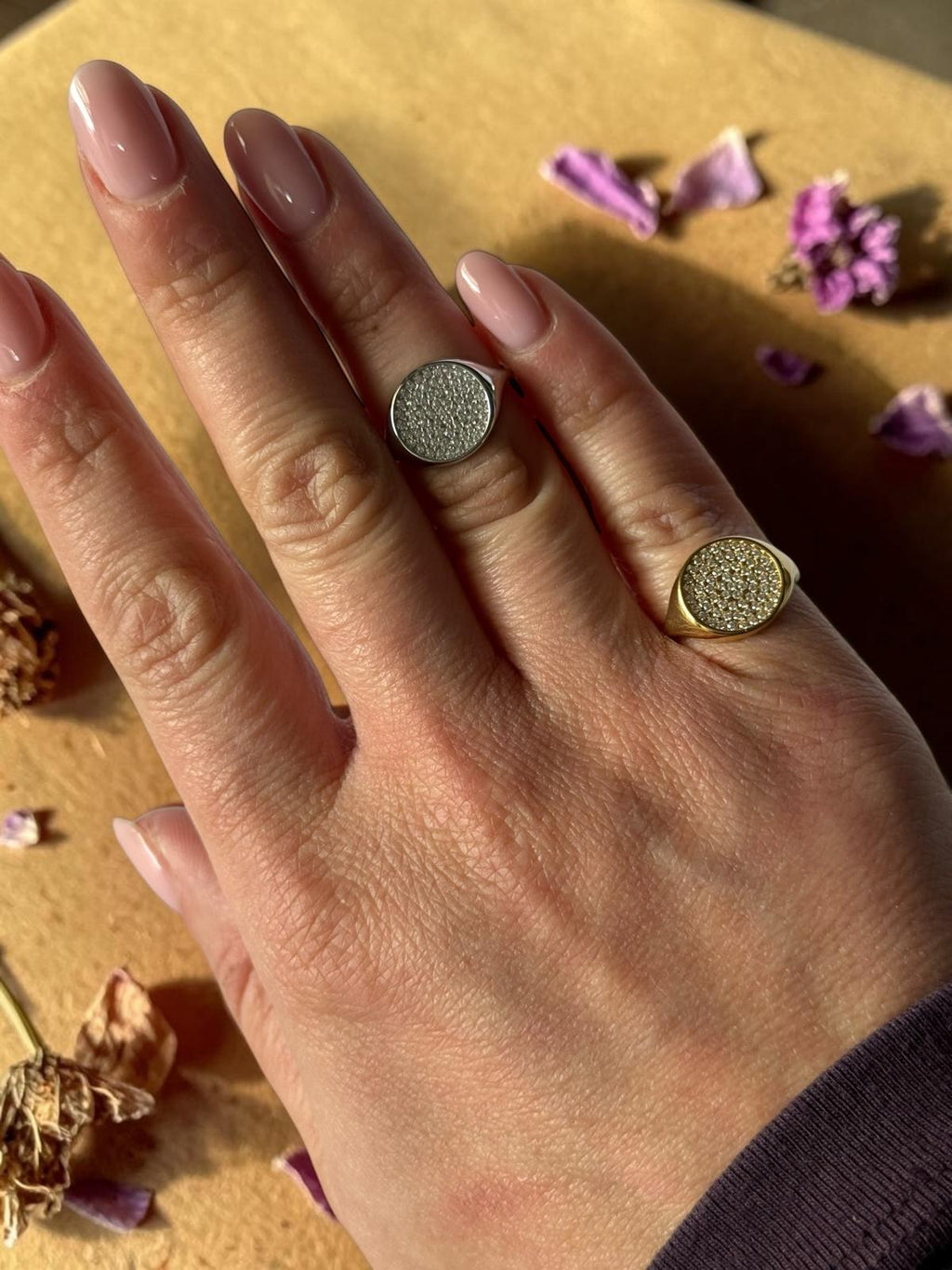 Anello chevalier tondo strass